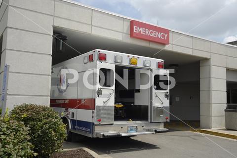 A modern Texas hospital with an ambulance at the entrance